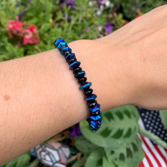 NWOT blue luster stone elastic bracelet. - Picture 1 of 3